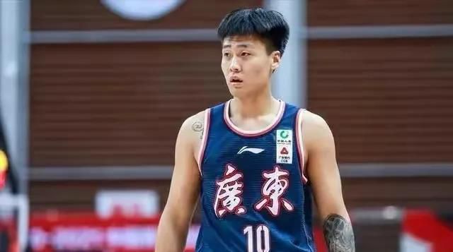 孔德龙冷声喝道：死到临头还他妈嘴硬，撒谎就算了，还敢把顾董事长也带进来，要是顾董事长怪罪下来，你他妈担的起吗？叶辰笑道：你要是不信，就给顾董事长打个电话，问问他，这把扇子到底是不是他亲手送给我的。